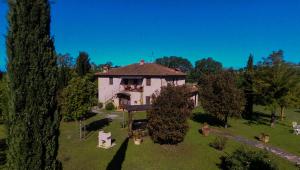 una vista aérea de una casa en un jardín en La Casa Del Fattore, en Monteriggioni