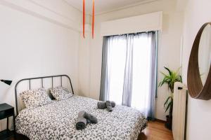 ein Schlafzimmer mit einem Bett mit Schuhen drauf in der Unterkunft Americano in Athen