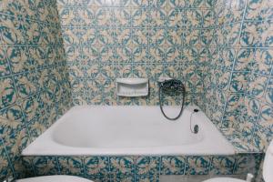 een badkamer met een toilet en een bad bij Americano in Athene