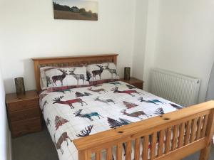 Tempat tidur dalam kamar di Carrick Hills Cosy Croft