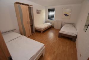 フェルバッハにあるAB Apartment Objekt 114のベッド2台と窓が備わる小さな客室です。