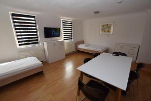 フェルバッハにあるAB Apartment Objekt 114のベッド、テーブル、椅子が備わる客室です。