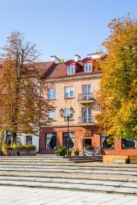 un gran edificio de ladrillo con escaleras delante en Apartament Aristo Boutique en Białystok