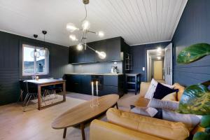 - un salon avec un canapé et une table dans l'établissement Buvik Sea Lodge Apartments, à Buvik