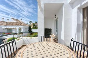Balkon lub taras w obiekcie Senorio de Gonzaga Great 2 bedroom apartment with a lovely community pool in the heart of Nueva Andalucia