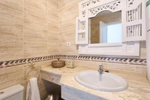 Łazienka w obiekcie Senorio de Gonzaga Great 2 bedroom apartment with a lovely community pool in the heart of Nueva Andalucia