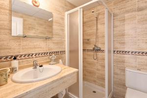 Łazienka w obiekcie Senorio de Gonzaga Great 2 bedroom apartment with a lovely community pool in the heart of Nueva Andalucia