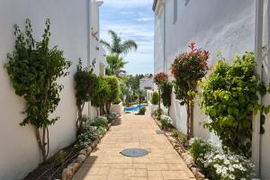 Ogród w obiekcie Senorio de Gonzaga Great 2 bedroom apartment with a lovely community pool in the heart of Nueva Andalucia
