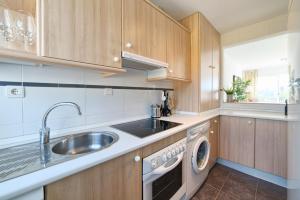 Kuchnia lub aneks kuchenny w obiekcie Senorio de Gonzaga Great 2 bedroom apartment with a lovely community pool in the heart of Nueva Andalucia