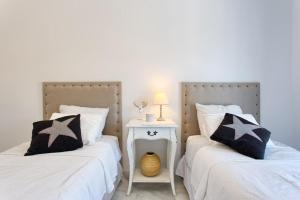 Łóżko lub łóżka w pokoju w obiekcie Senorio de Gonzaga Great 2 bedroom apartment with a lovely community pool in the heart of Nueva Andalucia