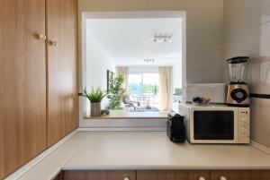 Kuchnia lub aneks kuchenny w obiekcie Senorio de Gonzaga Great 2 bedroom apartment with a lovely community pool in the heart of Nueva Andalucia