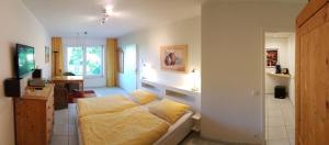 Un dormitorio con una cama con una manta amarilla. en Ferienwohnung "Tecklenburger Augenblicke", en Tecklenburg