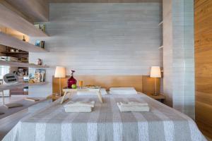 una camera con un grande letto e un tavolo di Designer's Apartment a Perea