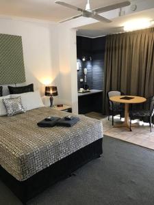 Postel nebo postele na pokoji v ubytování Central Motel Gin Gin