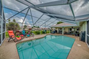 Der Swimmingpool an oder in der Nähe von Villa Breezy, Cape Coral