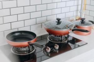 a pot on a stove with two pans on it at Xi'an Lianhu·Moslem Street (Huimin Jie)· Locals Apartment 00172050 in Xi'an