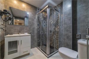 Un baño con ducha, inodoro y lavabo. en Hotel Ciudad del Mar, en Las Palmas de Gran Canaria