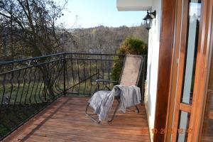 una silla sentada en un balcón con vistas en Zacisze, en Biały Dunajec