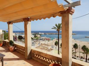 een balkon met uitzicht op het strand bij La terraza del palasiet in Villajoyosa