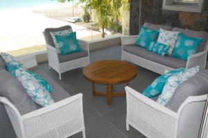 Posezení v ubytování Summer Breeze Beachfront Luxury Apartment Pointe d'Esny