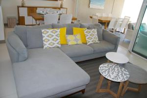Posezení v ubytování Summer Breeze Beachfront Luxury Apartment Pointe d'Esny
