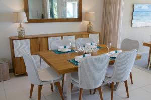 Posezení v ubytování Summer Breeze Beachfront Luxury Apartment Pointe d'Esny