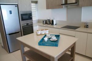 Kuchyň nebo kuchyňský kout v ubytování Summer Breeze Beachfront Luxury Apartment Pointe d'Esny