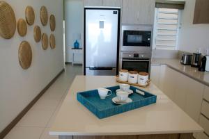Kuchyň nebo kuchyňský kout v ubytování Summer Breeze Beachfront Luxury Apartment Pointe d'Esny