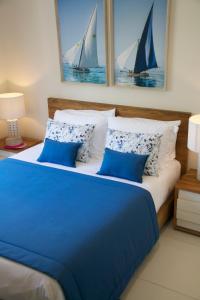 Postel nebo postele na pokoji v ubytování Summer Breeze Beachfront Luxury Apartment Pointe d'Esny