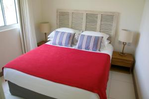 Postel nebo postele na pokoji v ubytování Summer Breeze Beachfront Luxury Apartment Pointe d'Esny
