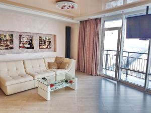 sala de estar con sofá y ventana grande en Best Apartments in Most City, River View en Dnipro