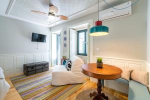 波多的住宿－Best Of Porto Apartment - BOP，客厅配有桌子和沙发