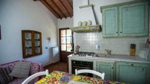 A kitchen or kitchenette at La Casa del Contadino