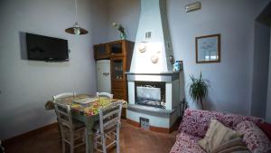 ein Wohnzimmer mit einem Tisch und einem Kamin in der Unterkunft La Casa del Contadino in Acquaviva