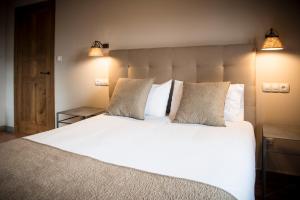 Cama o camas de una habitación en Aldea Rural y Gastro Restaurante Casona de Labrada