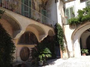 un bâtiment avec un tonneau sur son côté dans l'établissement Agriturismo Mustilli, à Sant'Agata de' Goti