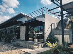ein Haus mit Glastüren und einer Treppe davor in der Unterkunft La moon in Ban Pa Tung (7)