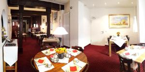 ユーバーリンゲンにあるHotel Zum Römerのテーブルと椅子が備わるレストラン