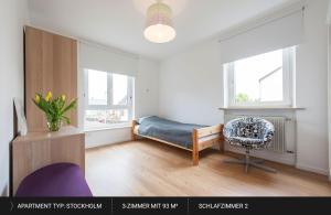 1 Schlafzimmer mit einem Bett, einem Schreibtisch und 2 Fenstern in der Unterkunft HEJ Apartments Bayreuth in Bayreuth