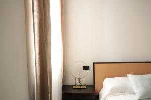 - une chambre avec un lit et une lampe sur une table dans l'établissement INTERNO 4 - central cozy new flat, à Desenzano del Garda