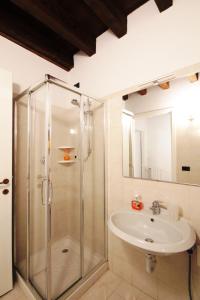 La salle de bains est pourvue d'une douche et d'un lavabo. dans l'établissement INTERNO 4 - central cozy new flat, à Desenzano del Garda