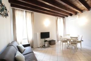 een woonkamer met een bank en een tafel bij INTERNO 4 - central cozy new flat in Desenzano del Garda