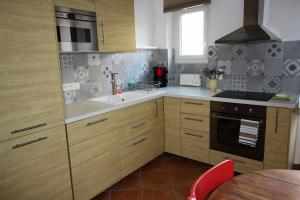 Η κουζίνα ή μικρή κουζίνα στο Maison de village Ramatuelle +7 φωτογραφίες