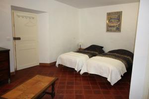 A bed or beds in a room at Maison de village Ramatuelle