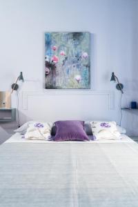 un lit avec deux lampes et une peinture murale dans l'établissement 5 Terre Inn Affittacamere, à La Spezia