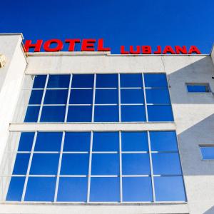 een hotellupe rijstrook bord bovenop een gebouw bij Hotel Lubjana in Tirana