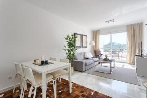 Część wypoczynkowa w obiekcie Senorio de Gonzaga Great 2 bedroom apartment with a lovely community pool in the heart of Nueva Andalucia