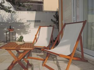 2 Stühle und ein Tisch auf der Terrasse in der Unterkunft BLISS WHITE HOUSE in Sintra