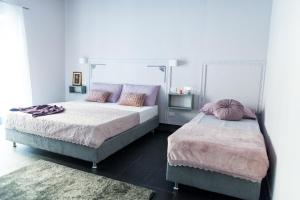 ラ・スペツィアにある5 Terre Inn Affittacamereのベッドルーム1室(枕付きのベッド2台付)