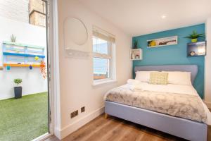 a bedroom with a bed and a window at Notting Hill Residences in London